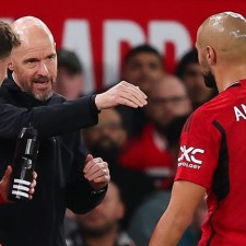 Erik ten Hag parece abatido depois de assumir o comando do Manchester United